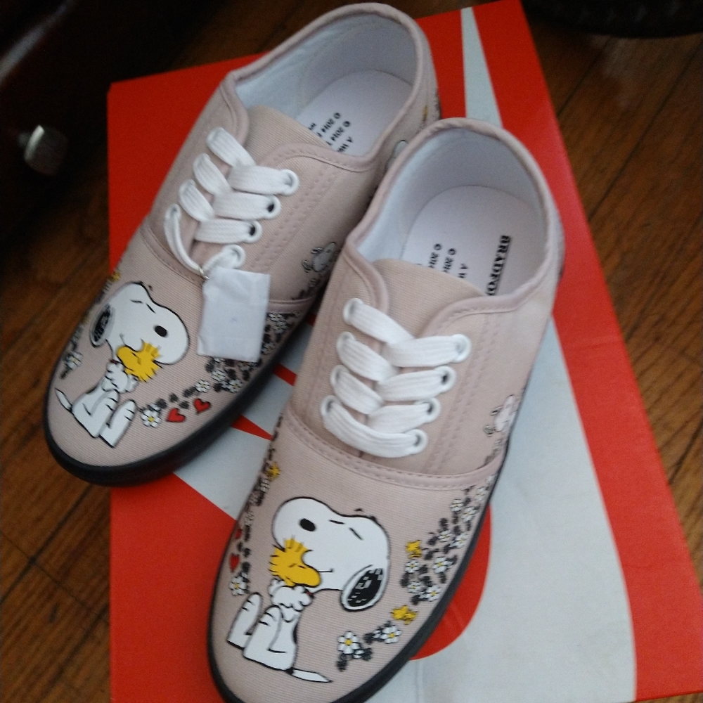 New The Bradford Exchange, peanut character, pink 6 & Red 7